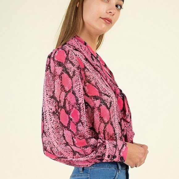 🌸NWT!Snake Skin Tie Neck Top - Picture 3 of 5